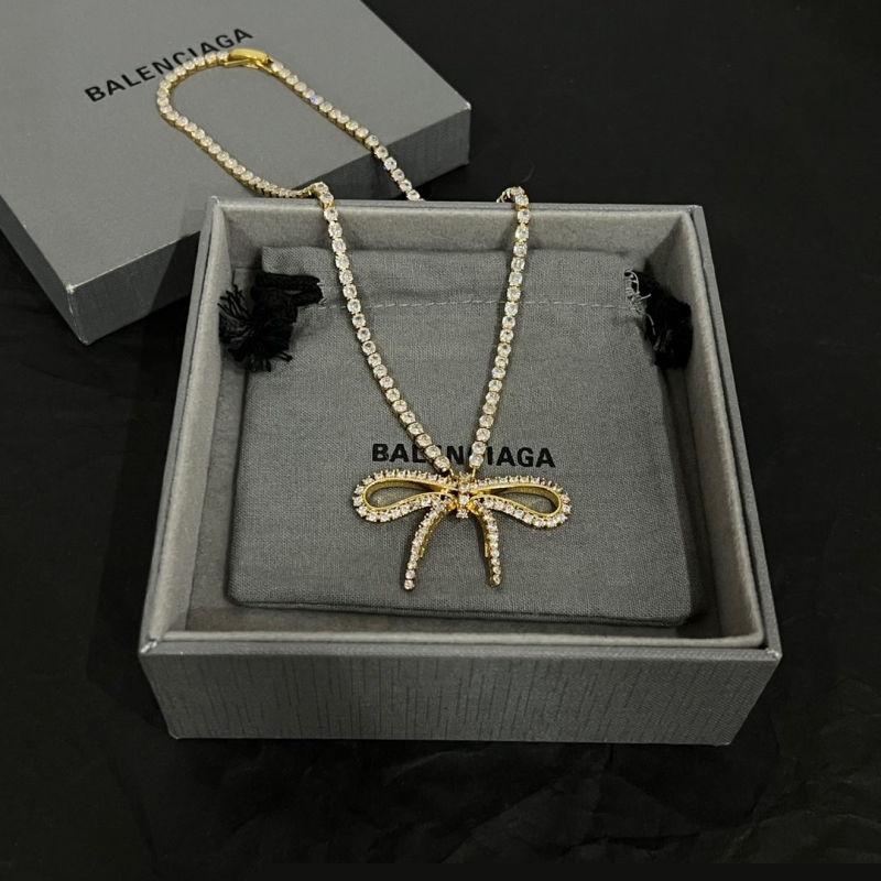 Ba*len*cia*ga necklaces